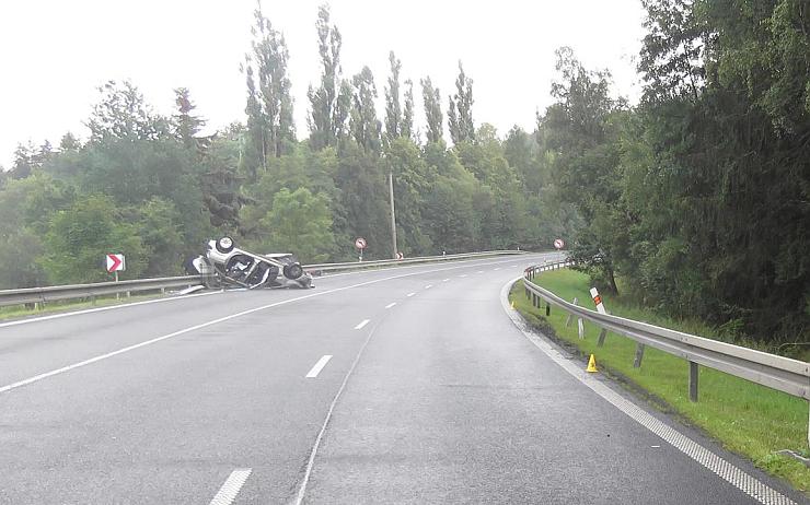 Policie popsala tragédii u Karlových Varů. Po srážce dvou aut zemřela žena s chlapcem