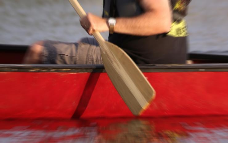 Zloděj vodákem! Na břehu řeky zmerčil opuštěnou kánoi, nasedl a odplul