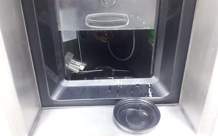 Cítí se teď jako frajer? Mladík (19) v noci takto poničil pěstmi automat na kávu