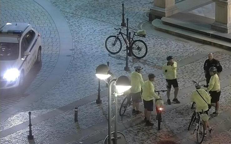 Cyklista se v noci projížděl, kde neměl, na újezdu před strážníky jednoho srazil!