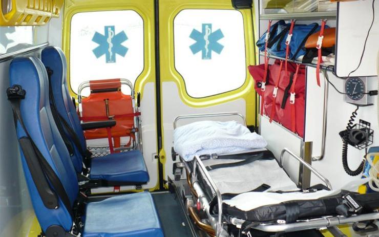 Mladý muž na Sokolovsku brutálně zbil svého souseda. Kvůli rámusu
