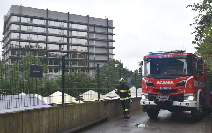 FOTO: Při rekonstrukci hotelu Thermal došlo k požáru, na místě zasahovalo pět jednotek hasičů