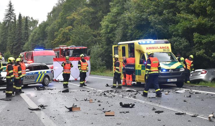 OBRAZEM: Muži zaklíněnému v autě už nebylo pomoci. Hasiči popsali tragédii u Olšových Vrat