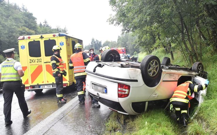 OBRAZEM: Řidička havarovala na výjezdu z Karlových Varů, s autem skončila na střeše