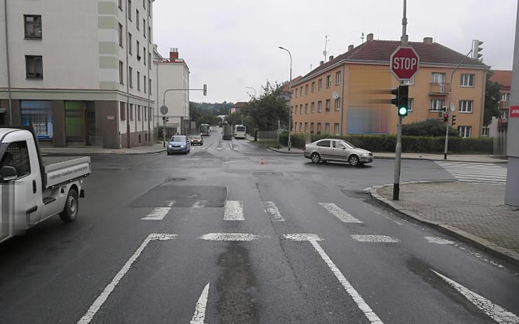 Řidič nedal na křižovatce přednost autobusu, uvnitř se zranila cestující. Policie hledá svědky nehody