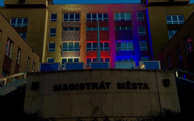 Karlovarský magistrát se dnes večer rozsvítí v barvách trikolory 