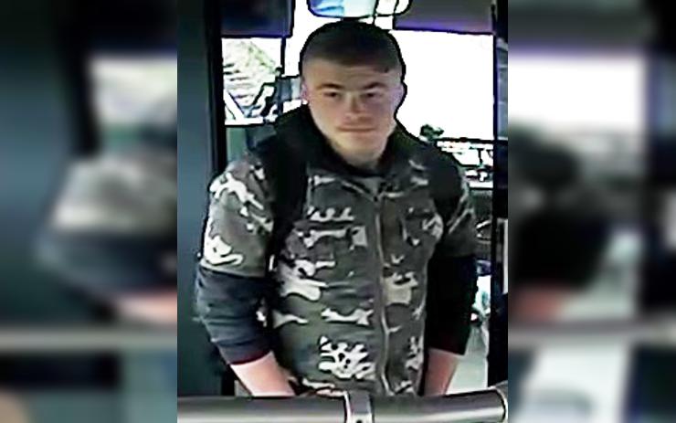 VIDEO: Poznáte mladíka na záznamu? Pátrají po něm karlovarští policisté