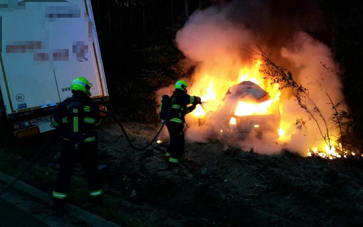 FOTO TRAGÉDIE: Po čelním nárazu do kamionu uhořel v autě řidič