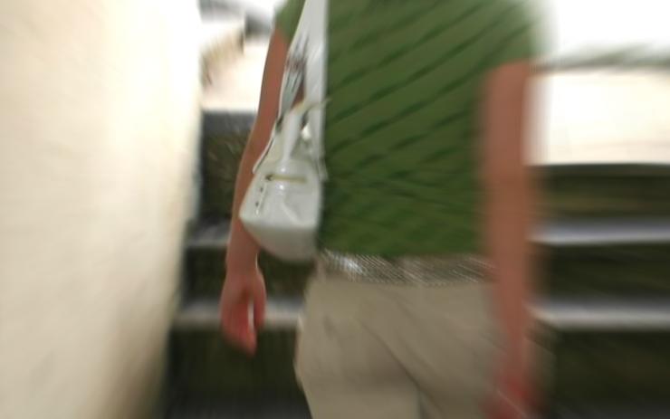 Muž napadl ženu pepřovým sprejem, na zemi pokračoval v útocích! Pak ji ještě vydíral