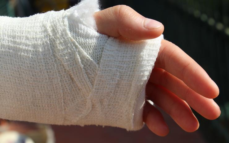 Zlodějům v obchodě nevyšla krádež žvýkaček, tak napadli ochranku