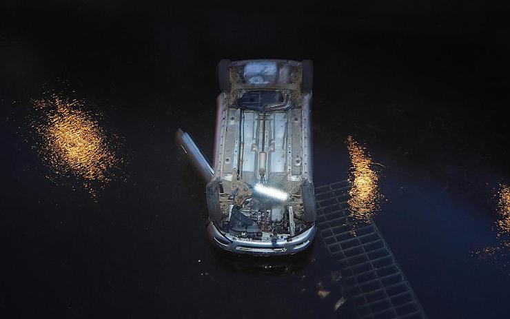 FOTO: Řidička v Karlových Varech nezvládla parkování, s autem skončila v řece!