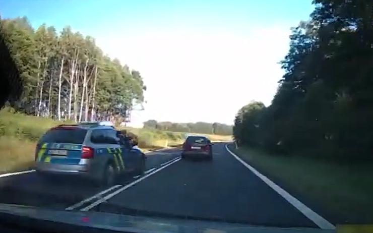 VIDEO: Vězeň, který uprchl z pracoviště na Chomutovsku, byl obviněn z pokusu vraždy!