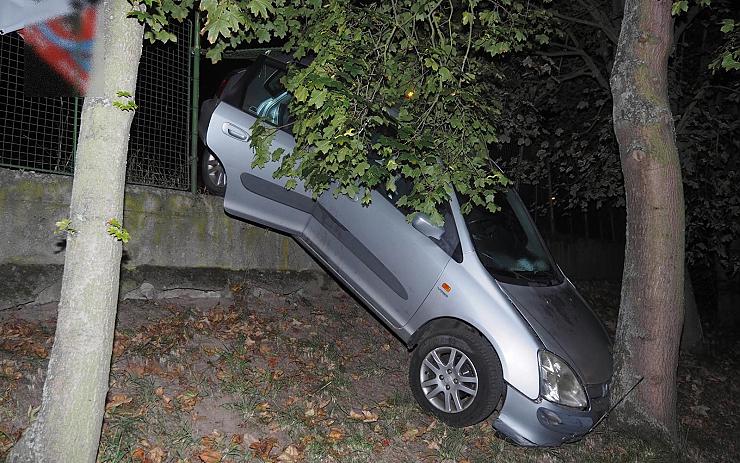 Řidič se v Karlových Varech dvakrát po sobě zpil skoro do němoty, pak boural