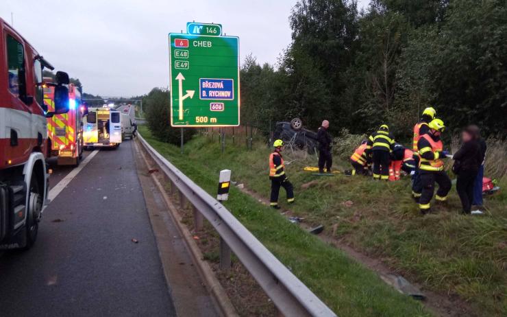 OBRAZEM: U vážné nehody auta s dodávkou na dálnici D6 přistával záchranářský vrtulník 