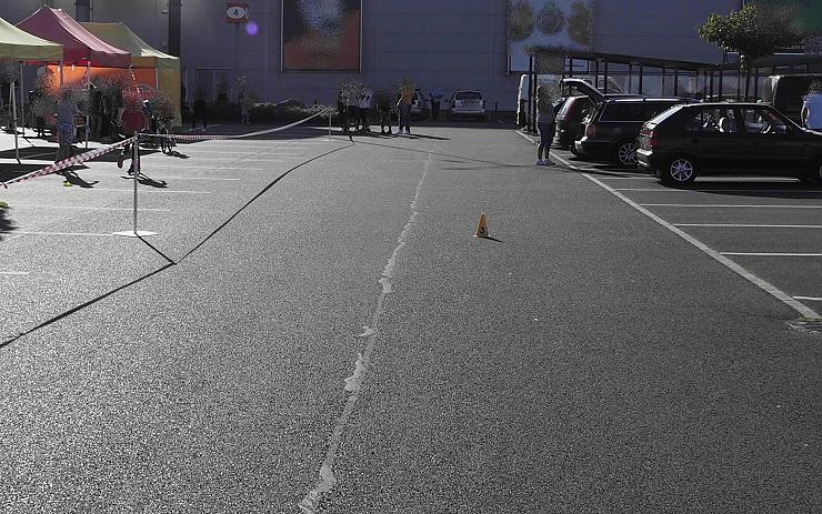 Řidič na parkovišti zavadil zrcátkem ženě o ruku, hledají se svědci nehody