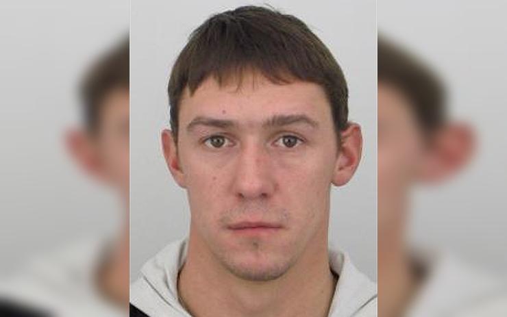 Neviděli jste ho? Kriminalisté pátrají po tomto muži. Řekli, kde by se měl pohybovat