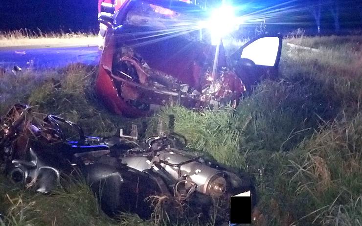 OBRAZEM: Víkend v kraji plný ošklivých havárií! Srážka motorkáře s autem skončila tragicky
