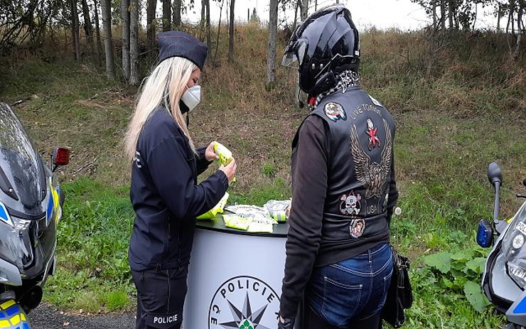 VIDEO: Policisté se na silnicích zaměřili na motorkáře. Ti vzorní odjížděli s dárkem