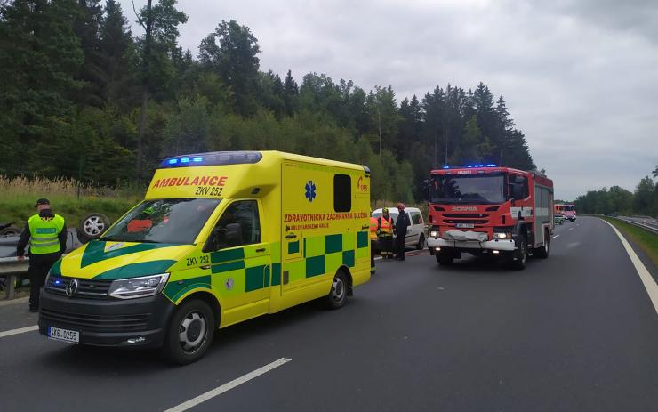 AKTUÁLNĚ: Auto na dálnici u Sokolova skončilo na střeše, zasahují tam záchranáři