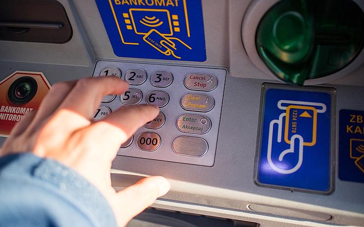 Žena zapomněla ve výdejním okénku bankomatu 14 tisíc! Našel se poctivý nálezce?