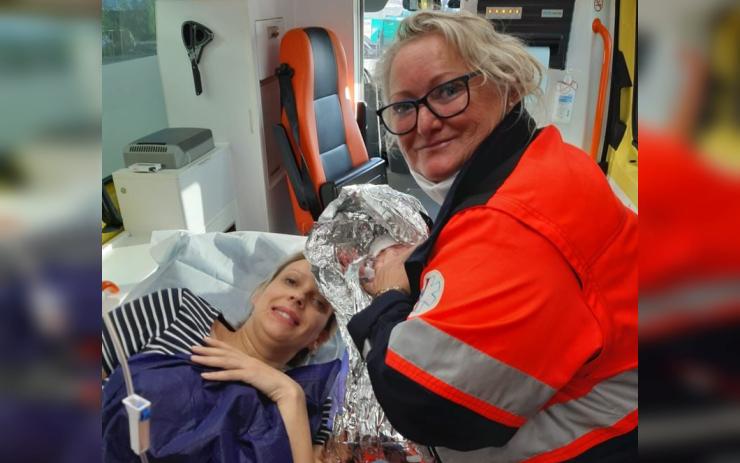 Místo narození? Sanitka! Malý Honzík se dral rychle na svět, do porodnice už to nestihli