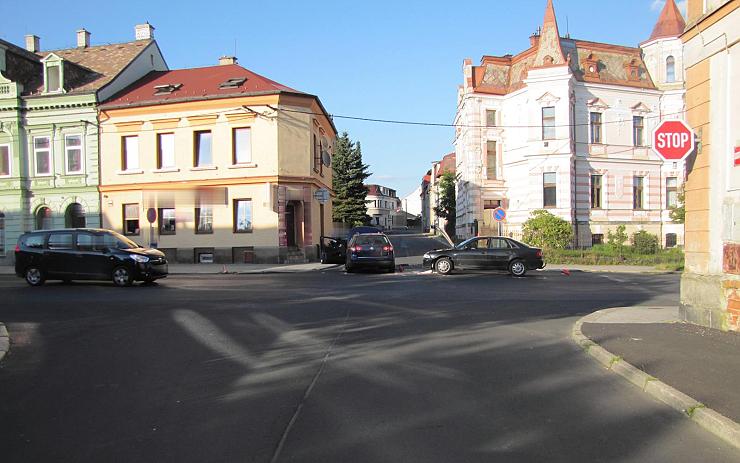 Při srážce aut na této křižovatce se těžce zranila řidička Audi. Hledají se svědci nehody