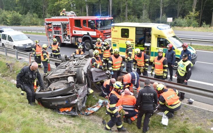 OBRAZEM: Vážná nehoda u Sokolova! Z vraku auta na střeše vytáhli zraněnou řidičku svědci