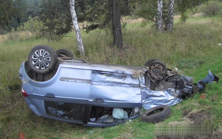 FOTO: Hrozivě vypadající nehodu u Dolního Žandova odnesli dva lidé naštěstí lehkým zraněním
