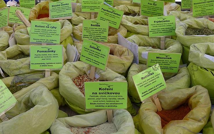 Páteční farmářské trhy v Karlových Varech lákají na burčák, přírodní kosmetiku i italské speciality