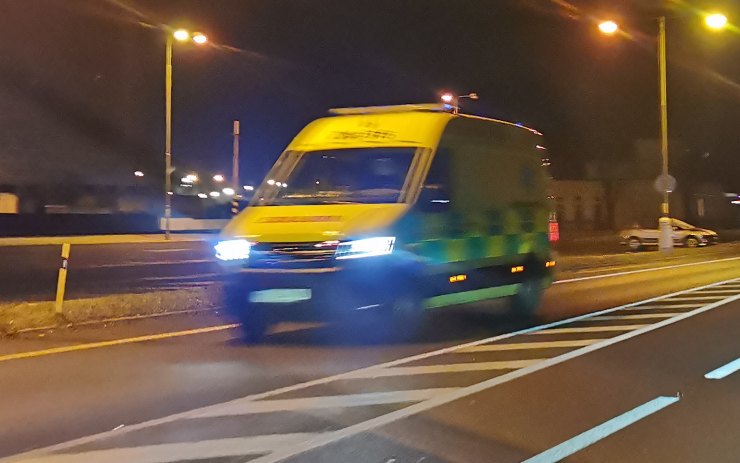 Muže na Karlovarsku brutálně napadli před hospodou, zraněný skončil v nemocnici