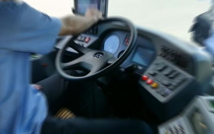 Muž brutálně napadl řidiče autobusu v Karlových Varech, kopnul ho do obličeje! Museli volat záchranku