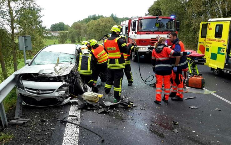 FOTO: U vážné nehody osobního auta s nákladním u Bochova přistával záchranářský vrtulník