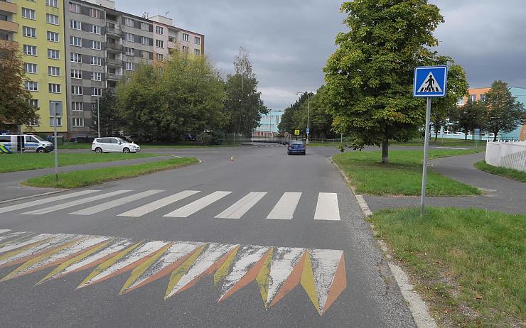 Viděli jste srážku aut na téhle křižovatce? Policie hledá svědky nehody, od které viník ujel