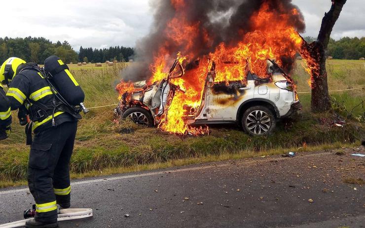 OBRAZEM: Auto u Josefova shořelo po nárazu do stromu! Řidič skončil v péči záchranářů