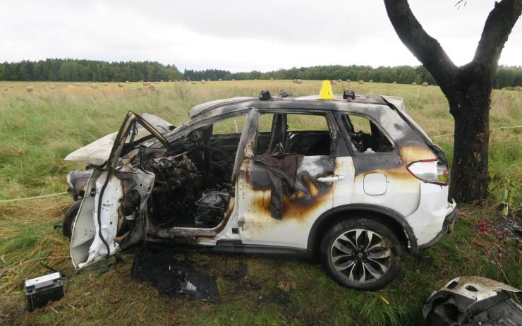 Předjížděl, dostal smyk a boural! Policie popsala, jak došlo k požáru auta u Krajkové