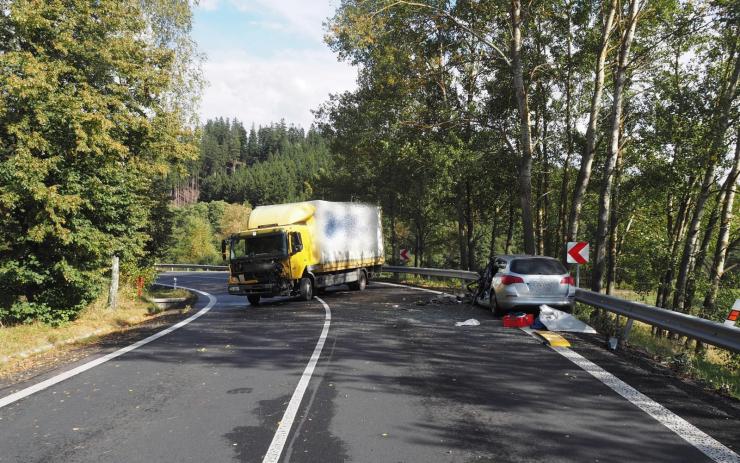 Auto po nehodě u Kozlova narazilo do svodidel, pro řidiče letěl vrtulník