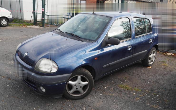 Řidič Renaultu přejel v Karlových Varech seniorce nohu. Neviděli jste tuto nehodu?