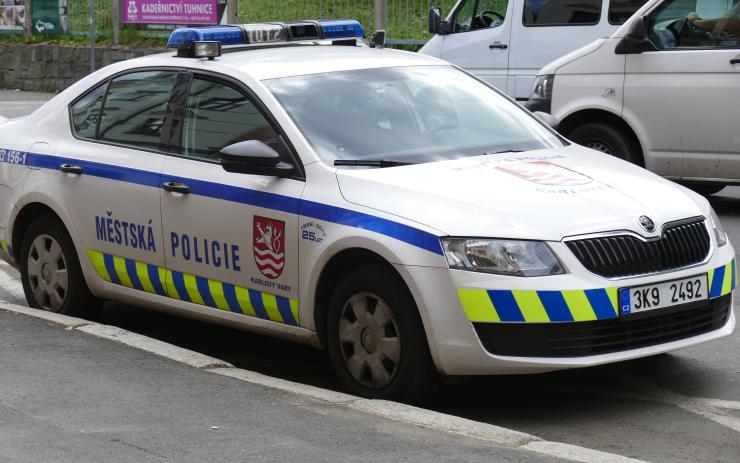 Opilý cizinec si spletl strážníky s taxislužbou, o hodinu později ho spatřili za volantem auta