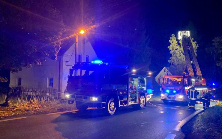 FOTO: Podkroví rodinného domu zachvátil požár, muž se ho snažil sám uhasit
