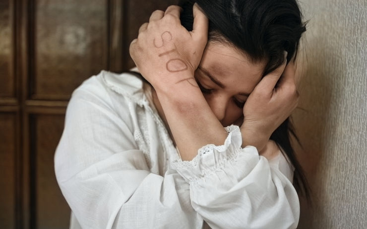 Peklo za dveřmi sokolovského bytu! Žena (24) měsíce snášela kruté bití a výhrůžky od svého přítele
