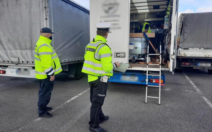 Policisté v kraji kontrolovali nákladní dopravu. Téměř polovina řidičů měla problém!