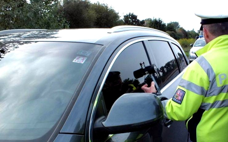 Policisté stavěli řidiče v Karlových Varech, do cíle své cesty už nedojel