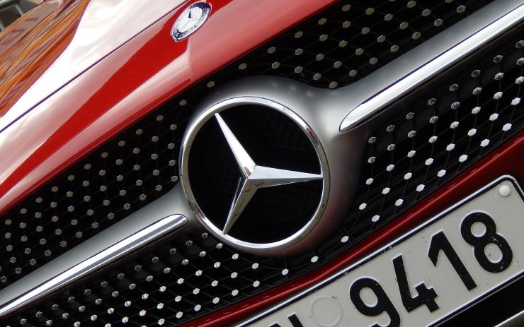 Žena chtěla urvat u zaparkovaného Mercedesu nárazník. Když se jí to nepodařilo, začala skákat po střeše