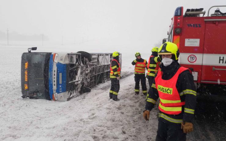 AKTUÁLNĚ: Na Plzeňsku se převrátil autobus, několik zraněných! U nehody pomáhali hasiči z Toužimi