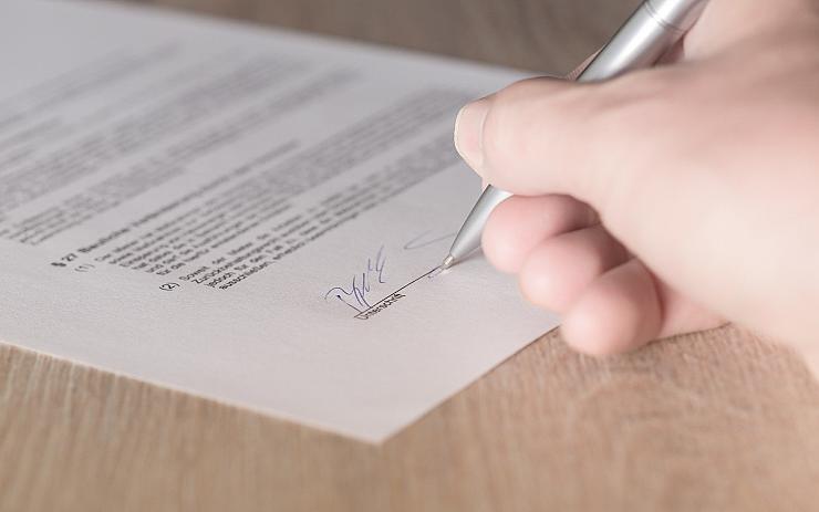 Ženu ze Sokolova viní z úvěrového podvodu. Lhala ve smlouvách na 360 tisíc