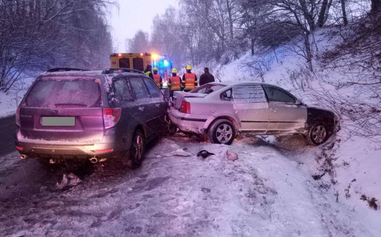 OBRAZEM: Řidiči bourali na sněhem zapadaných silnicích, auto po smyku vylétlo ke kolejím