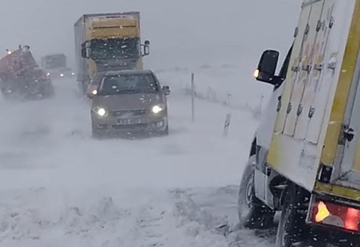 V závějích sněhu u Kramolína uvázly kamiony a dalších šestnáct aut! Silnice v noci zůstala zavřená