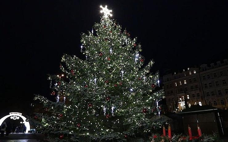 Jak probíhalo rozsvícení vánočního stromu v Karlových Varech? Podívejte se na video 