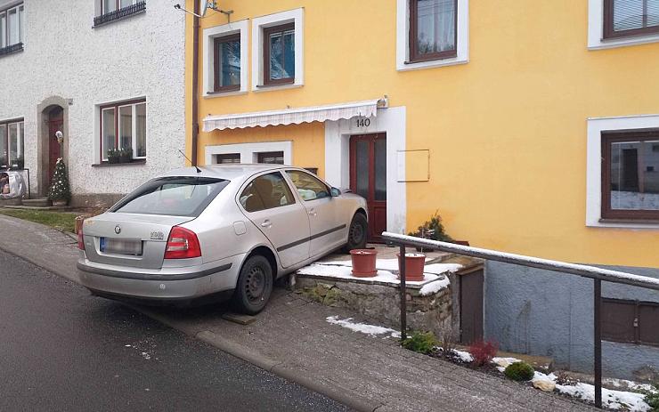 FOTO: Auto v Bečově narazilo do rodinného domu! Pro zraněného řidiče letěl vrtulník