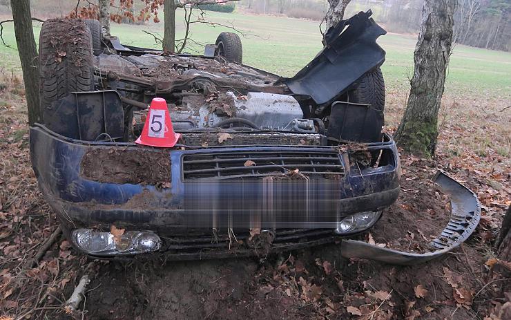 FOTO: Mladík (18) nezvládl rychlou jízdu na mokré silnici, přišel o řidičák a hrozí mu tři roky